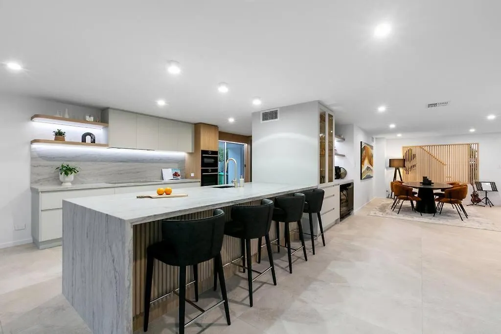 Luxury Waterfront, Hot Spa, Resort Style Pool & Firepit Pelican Waters Holiday home