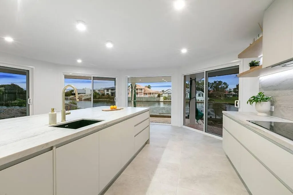 Holiday home Luxury Waterfront, Hot Spa, Resort Style Pool & Firepit Pelican Waters
