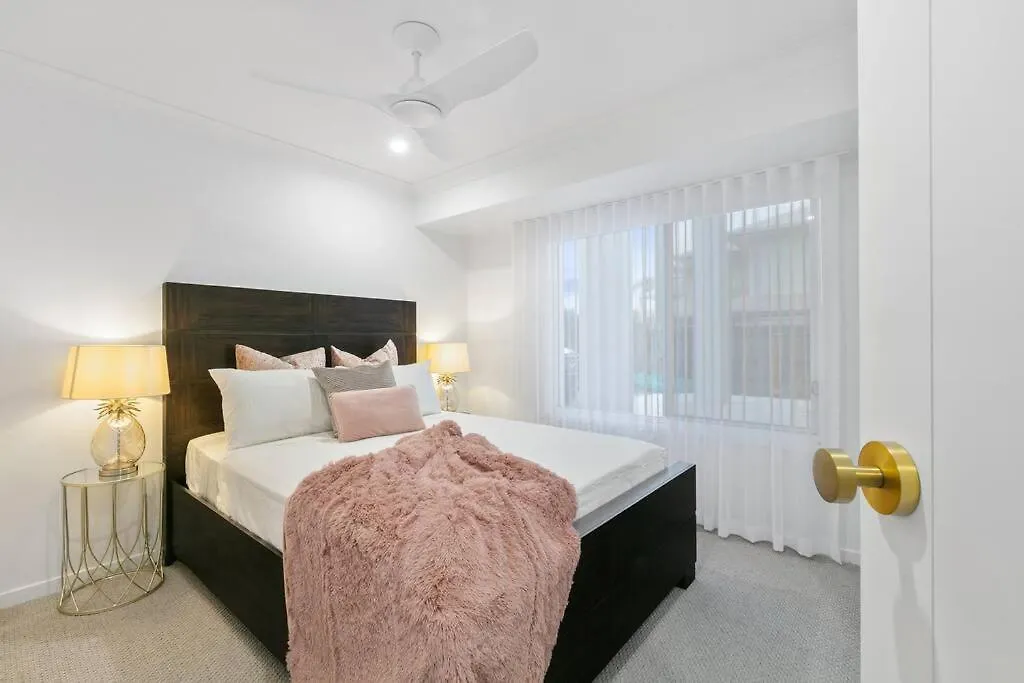 Holiday home Luxury Waterfront, Hot Spa, Resort Style Pool & Firepit Pelican Waters Australia