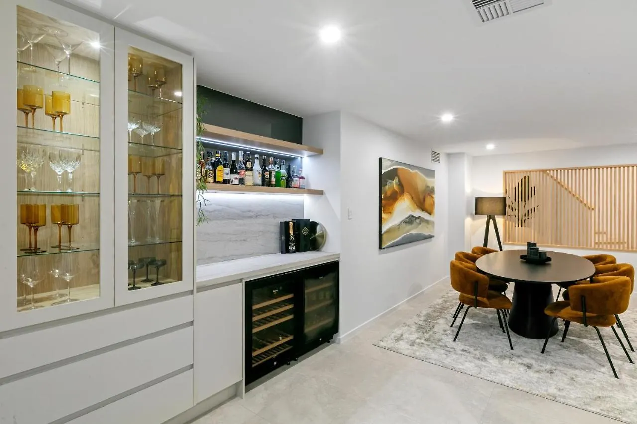 Holiday home Luxury Waterfront, Hot Spa, Resort Style Pool & Firepit Pelican Waters