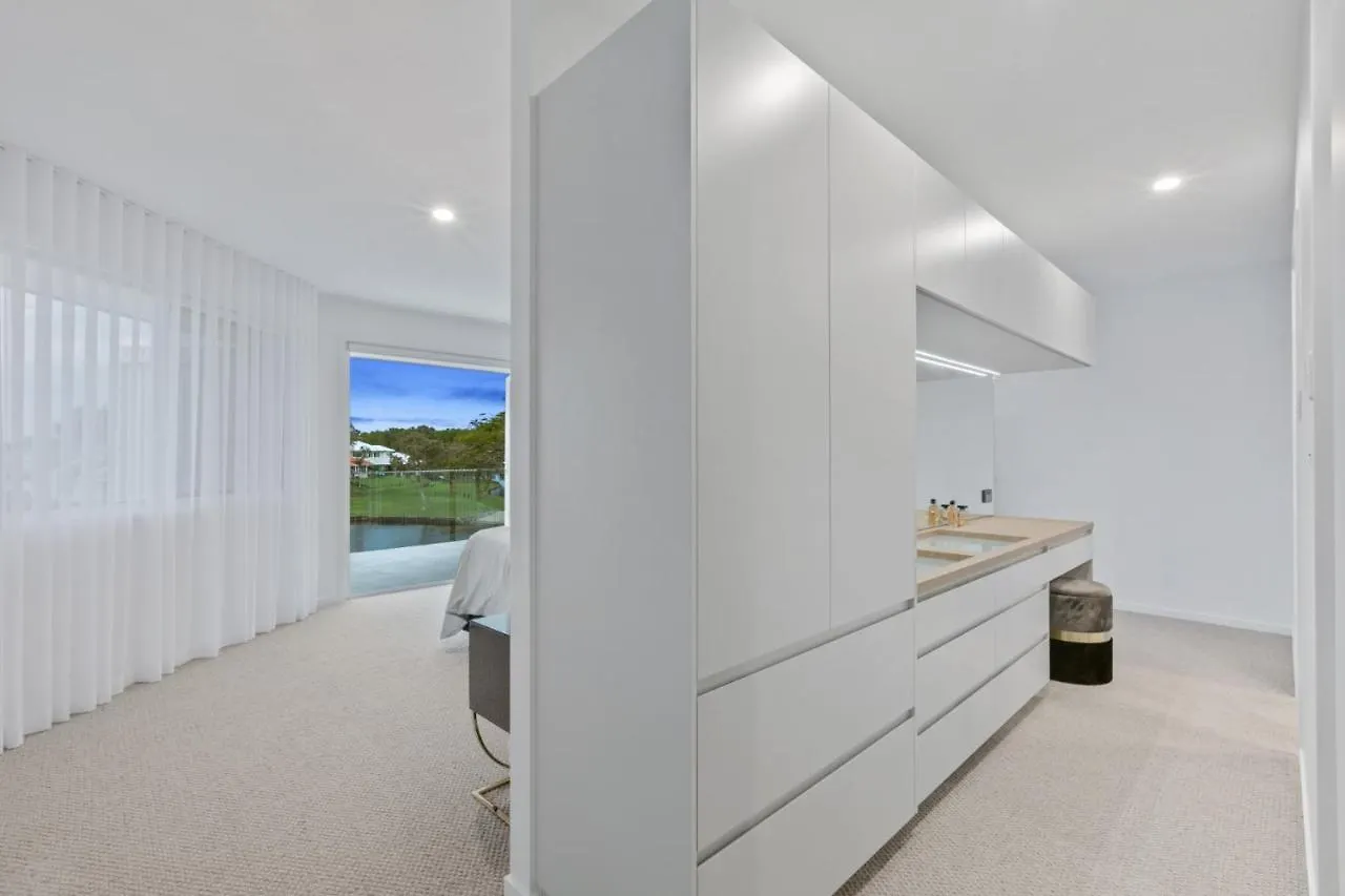 Holiday home Luxury Waterfront, Hot Spa, Resort Style Pool & Firepit Pelican Waters